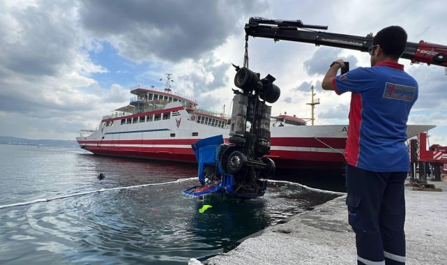 Freni boşalan tırın denize düştüğü anlar kamerada