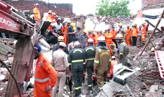 Hindistan'da 3 katlı bina çöktü: 10 ölü