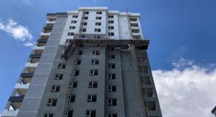 İnşaat iskelesinden düşen 3 işçi öldü