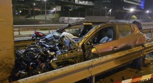 İstanbul'da bariyerleri aşan otomobil direğe çarptı