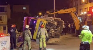 İstanbul'da kamyon devrildi: 3 yaralı