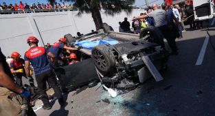 İzmir'de otomobil alt geçide düştü: 3 ölü