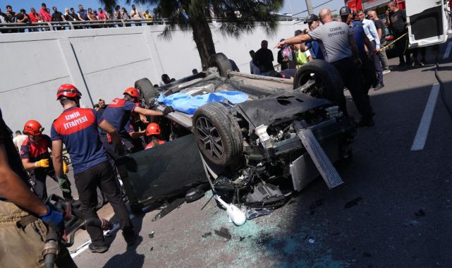 İzmir'de otomobil alt geçide düştü: 3 ölü