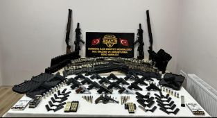 İzmir'de yasa dışı silah ticareti iddiasıyla 3 şüpheli tutuklandı