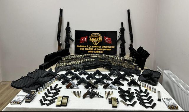 İzmir'de yasa dışı silah ticareti iddiasıyla 3 şüpheli tutuklandı