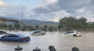 Karabükte sağanak: Yollar göle döndü