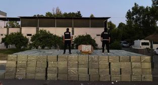 Mersin'de kaçak sigara kağıdı operasyonu: 1,2 milyon paket ele geçirildi
