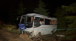 Midibüs yoldan çıktı: 14 polis yaralandı