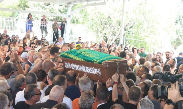 Şarkıcı Metin Arolat İzmir'de son yolculuğuna uğurlandı
