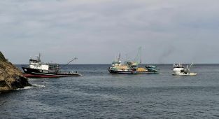 Sinop'ta karaya oturan balıkçı teknesi kurtarıldı