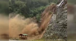 Trabzon'da şiddetli yağış taşkına neden oldu