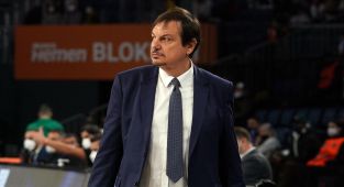Türkiye karşıtı pankarta seyirci kalmadı: Ergin Ataman'dan Rumlara tepki