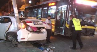 Ataşehirde İETT otobüsü ile otomobil çarpıştı: 4 yaralı