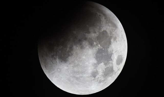 Ay'ın karanlık yüzünün altında gizemli magma yapıları keşfedildi