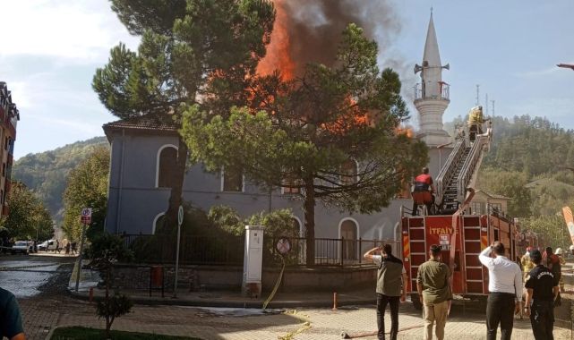 Bartın'da asırlık cami yandı