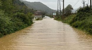 Bartın'da dere taştı, karayolu ulaşıma kapandı