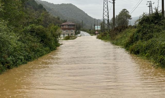 Bartın'da dere taştı, karayolu ulaşıma kapandı