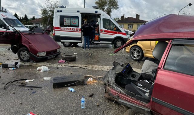 Bartın'daki kazada otomobil ikiye bölündü