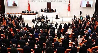 CHP Genel Başkanı Özel: Cumhurbaşkanlığı makamına ve onu seçen seçmenlere saygımızdan ayağa kalktık