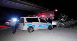 Edirne'de raylara araç bırakarak tren kazasına neden olan sürücü tutuklandı