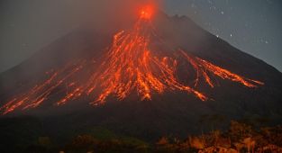 Endonezya, Merapi Yanardağı'nın patlaması üzerine alarma geçti