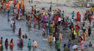 Hindistan'a yaklaşan tropik fırtına nedeniyle 300 bin kişi tahliye edildi