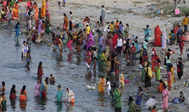 Hindistan'a yaklaşan tropik fırtına nedeniyle 300 bin kişi tahliye edildi