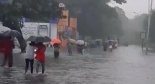 Hindistan'da fırtına nedeniyle yaklaşık 600 bin kişi tahliye edildi
