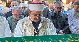 İmam babanın en zor anı: Oğlunun cenaze namazını kıldırdı