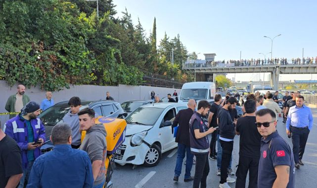 İstanbul'da bir sürücü rastgele araçlara çarparak kaçtı: O anlar kamerada