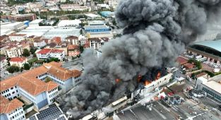 İstanbul'da depo yangını: Gökyüzü dumanlarla kaplandı