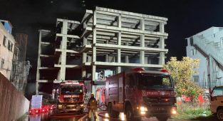 İstanbul'da iş merkezindeki yangın kontrol altına alındı