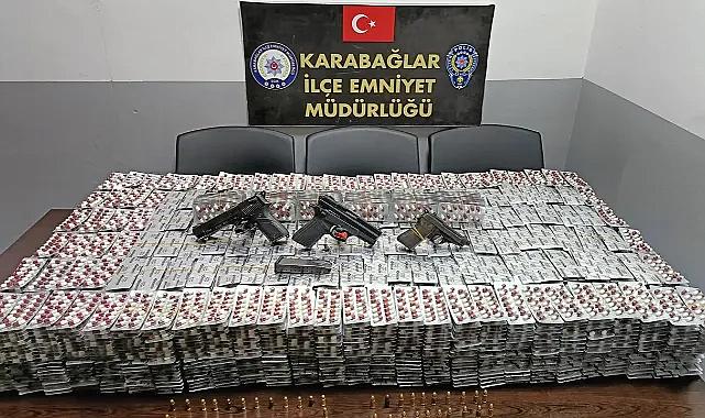 İzmir'de baba ve oğlu bir araba dolusu uyuşturucu hapla yakalandı