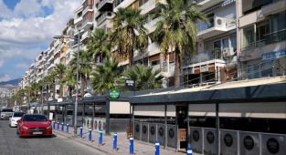 İzmir Körfezi'ndeki kötü koku esnafı olumsuz etkiliyor