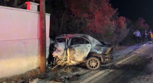 İzmir'de yanan otomobilin sürücüsü hayatını kaybetti