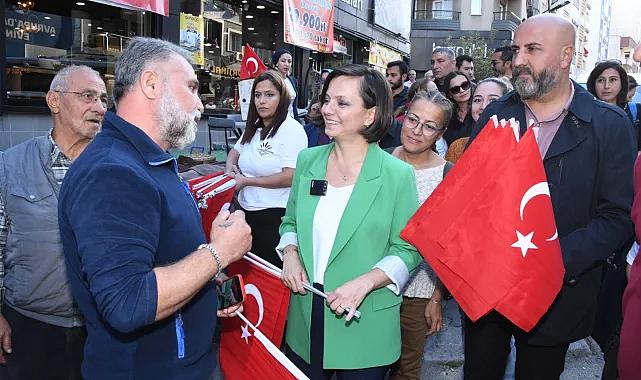 Karabağlar Belediyesi'nden Cumhuriyet Korteji'ne bayraklı davet