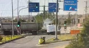 Kırmızı ışık ihlali yapan tır ticari araca çarptı