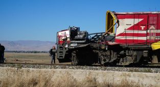 Muş'ta yolcu treni beton pompasına çarptı: 1 ölü