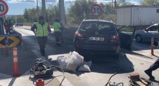 Otoyol gişelerinde bariyere çarpan otomobilin sürücüsü öldü