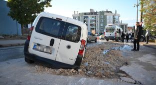 Su borusu patladı, araç çukura düşerek çamura saplandı