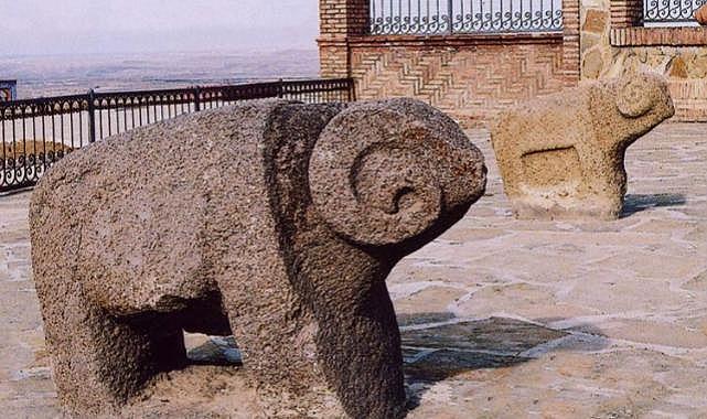 Türk geleneğinde Hayvan Üslubu – Koç ve At biçimli mezar taşları