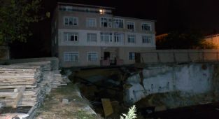 Üsküdar'da istinat duvarı çöktü: Bina boşaltıldı