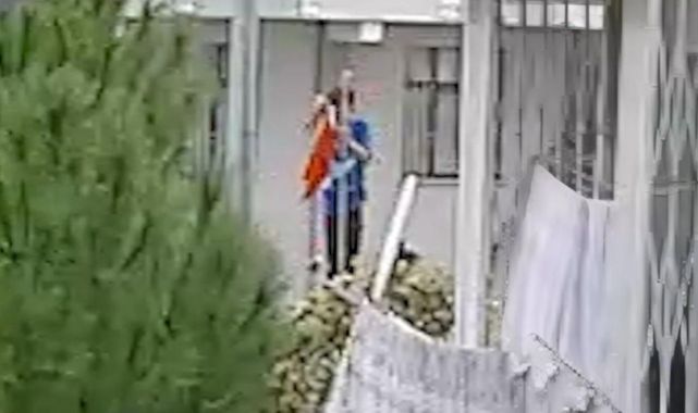 Yıpranmış bayrağı öpüp yerinden aldı