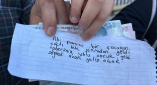 Yolda buldukları parayı sahibine ulaştırmak için çabaladılar