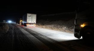 Ardahan'da kar ve buzlanma: Tırlar yolda kaldı
