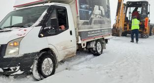 Bayburt'ta kar yağışı: Mahsur kalan kamyonet ekiplerce kurtarıldı