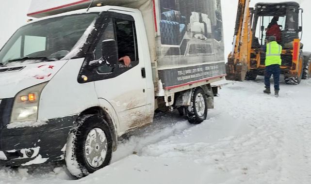 Bayburt'ta kar yağışı: Mahsur kalan kamyonet ekiplerce kurtarıldı