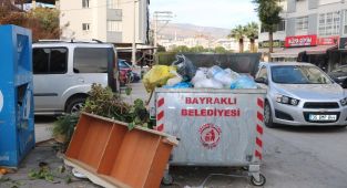 Bayraklı'da sokaklarda çöp yığınları oluştu