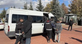 Belediye çalışanı gibi görünerek kaçak kazı yapan 5 zanlı tutuklandı