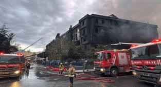 Beylikdüzü'ndeki fabrika yangınına müdahale sürüyor